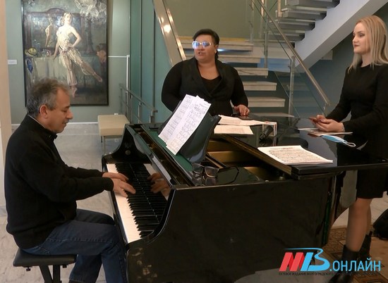 Корреспондент МТВ Инна Емельянова спела «Белые снежинки» с квартетом «А-джаз»