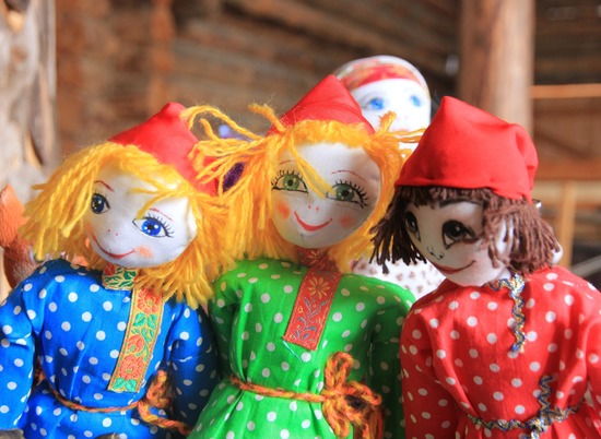 В Волгограде начали делать 12-метровую куклу Масленицы