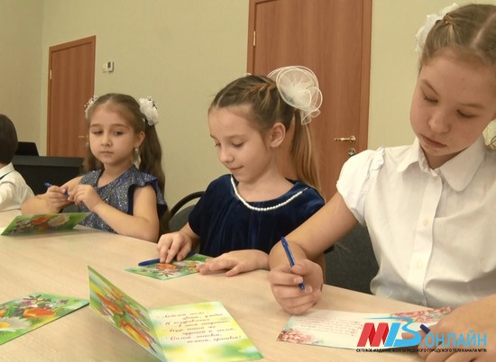 Воспитанники волгоградского ДЮЦа поздравили мам бумажными письмами и открытками