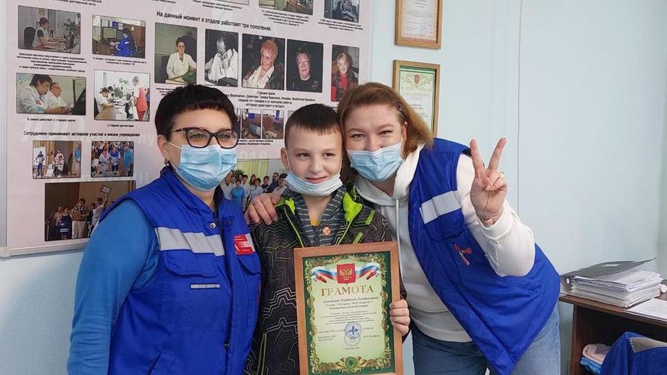 В Волгограде школьника наградили за помощь сбитому электричкой студенту