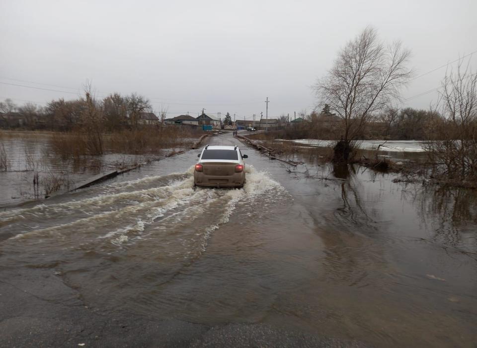 В Еланском районе Волгограда из-за разлива воды перекрыто движение транспорта