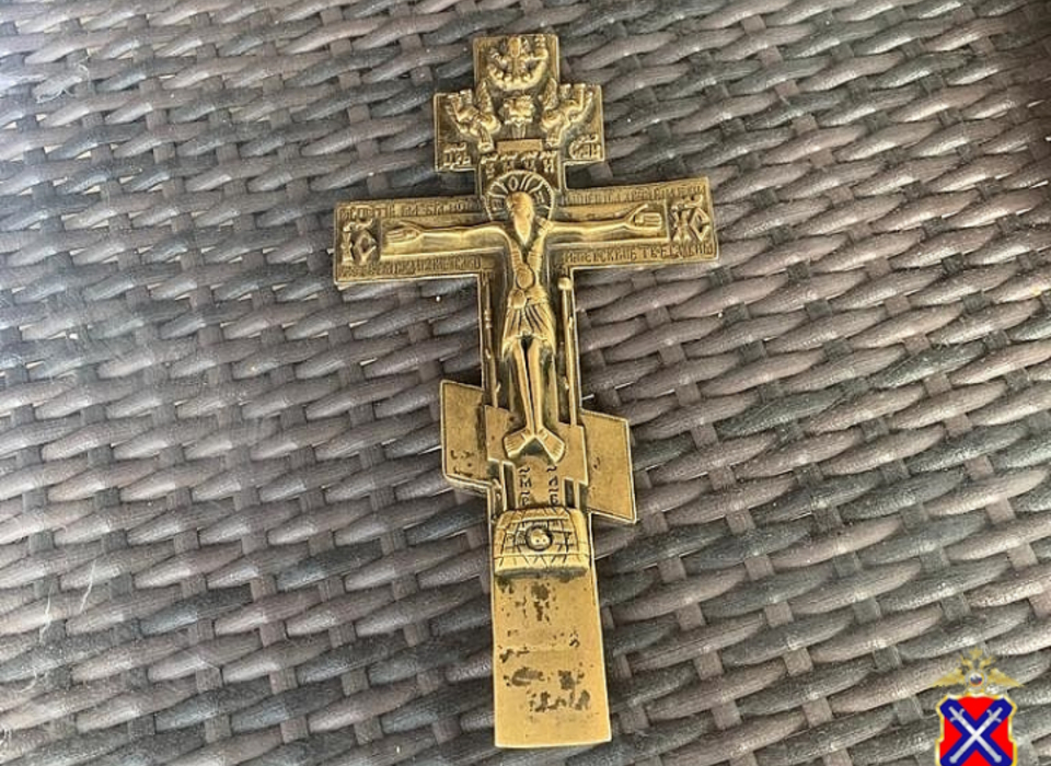 Житель Волгоградской области украл напрестольный крест из храма