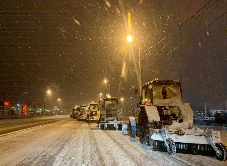 Волгоградские дороги расчищают от снега около 100 единиц спецтехники