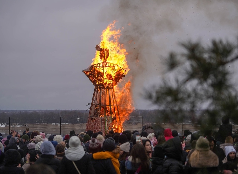 В Волгограде проводили зиму и сожгли 8-метровое чучело Масленицы